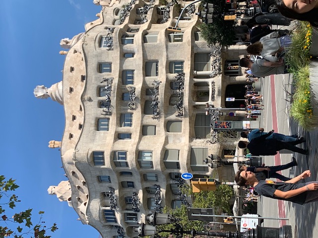 A photograph accompanying this guide to Barcelona