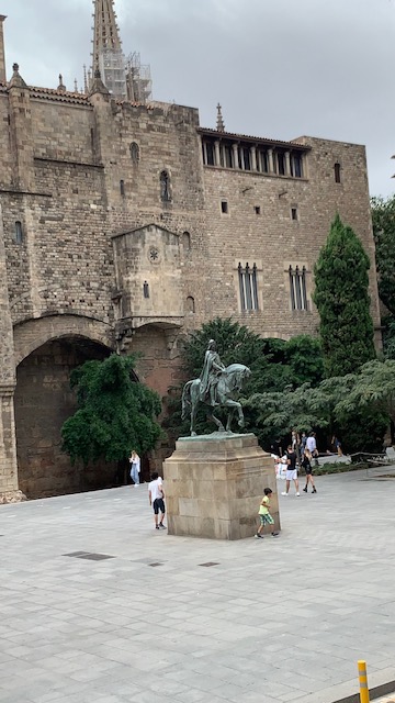 A photograph accompanying this guide to Barcelona