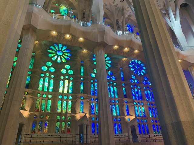 A photograph accompanying this guide to Barcelona
