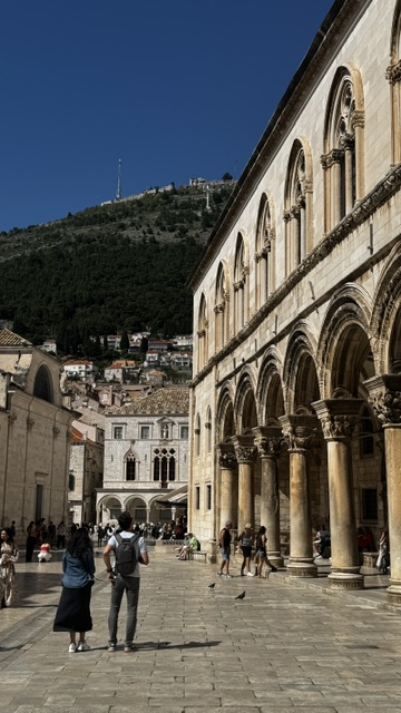 A photograph accompanying this guide to Dubrovnik