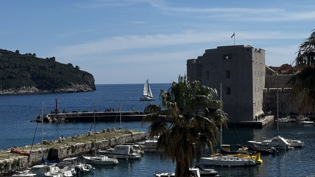 A photograph accompanying this guide to Dubrovnik