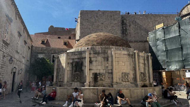 A photograph accompanying this guide to Dubrovnik