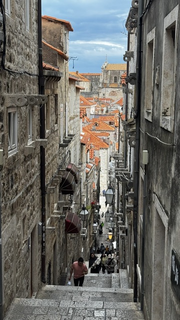 A photograph accompanying this guide to Dubrovnik