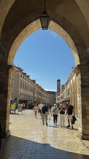 A photograph accompanying this guide to Dubrovnik