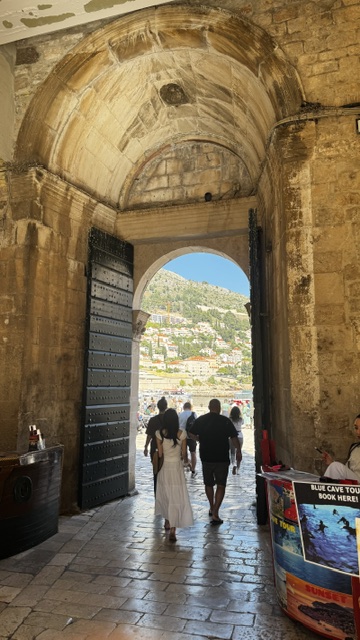 A photograph accompanying this guide to Dubrovnik