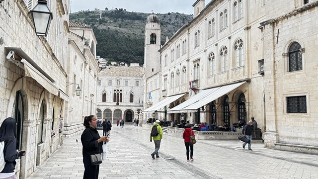 A photograph accompanying this guide to Dubrovnik