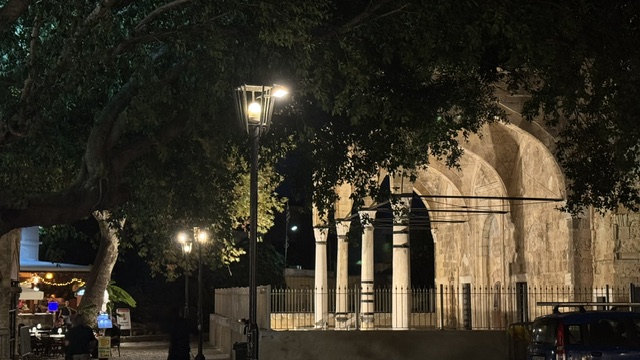 A photograph accompanying this guide to Rhodes