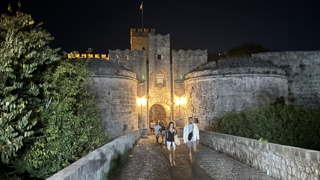 A photograph accompanying this guide to Rhodes