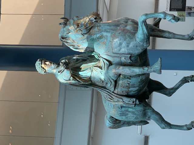 The bronze equestrian statue of Marcus Aurelius, with its characteristic green patina, on display inside the Capitolijn Museum.